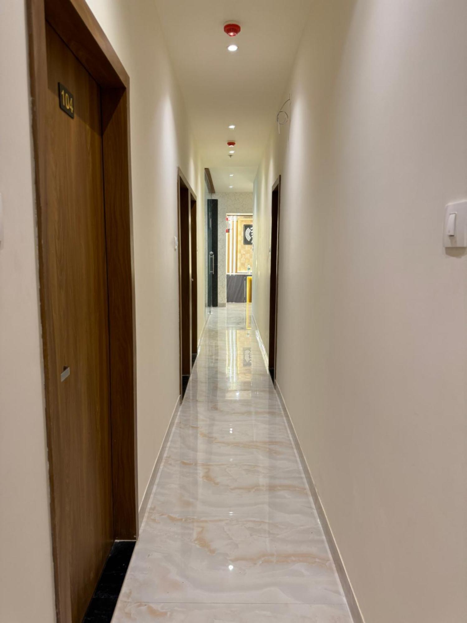 Hotel Bellamont ムンバイ エクステリア 写真